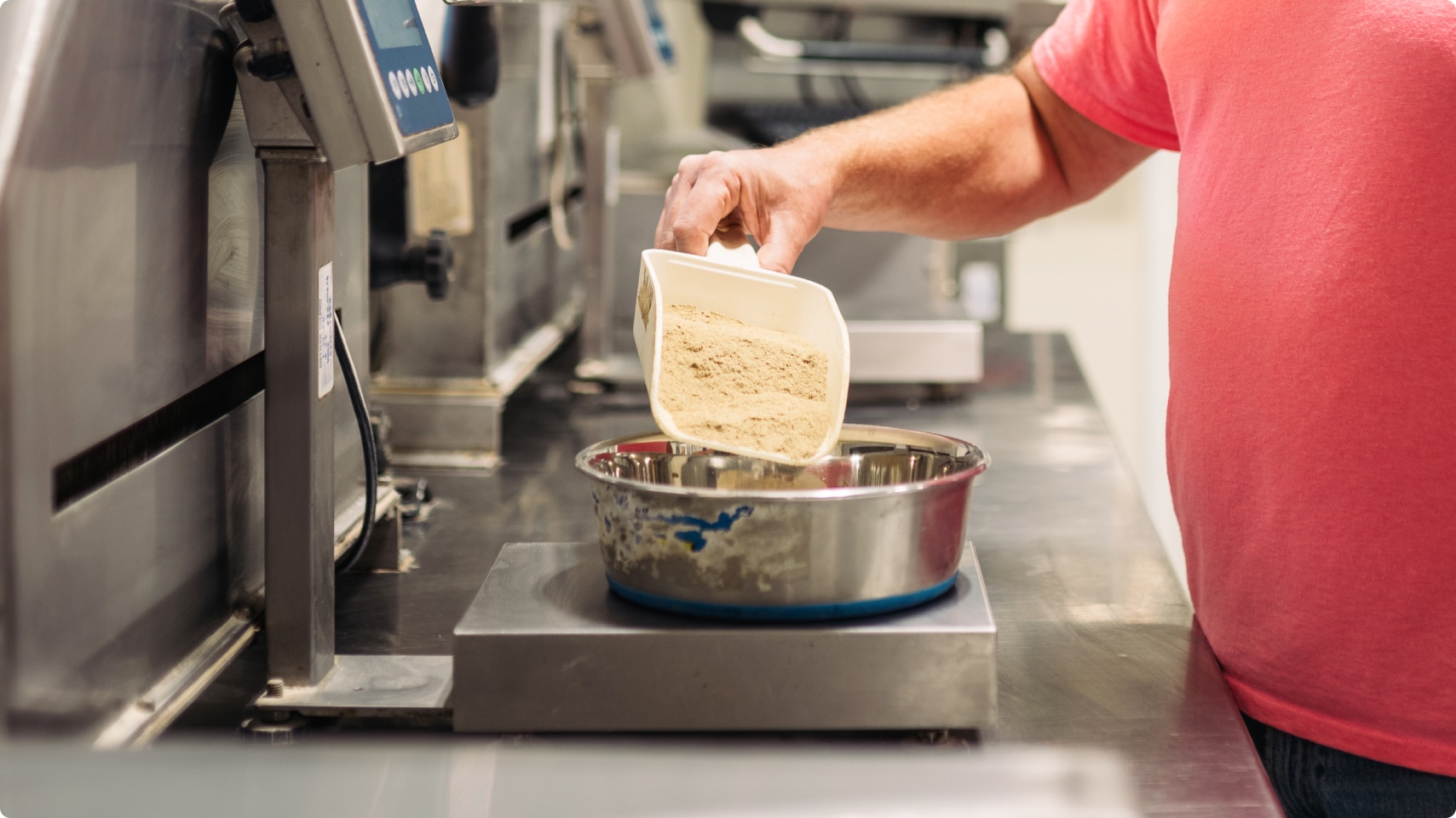 希爾思全球寵物營養中心的研究人員正在使用秤測量寵物食品