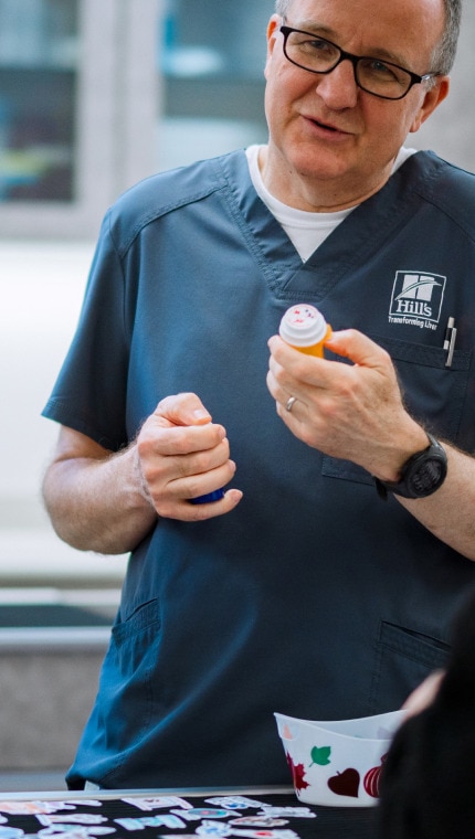 希爾思寵物營養中心的研究人員向一群孩童介紹寵物食品實驗室