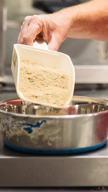 希爾思全球寵物營養中心的研究人員正在使用秤測量寵物食品