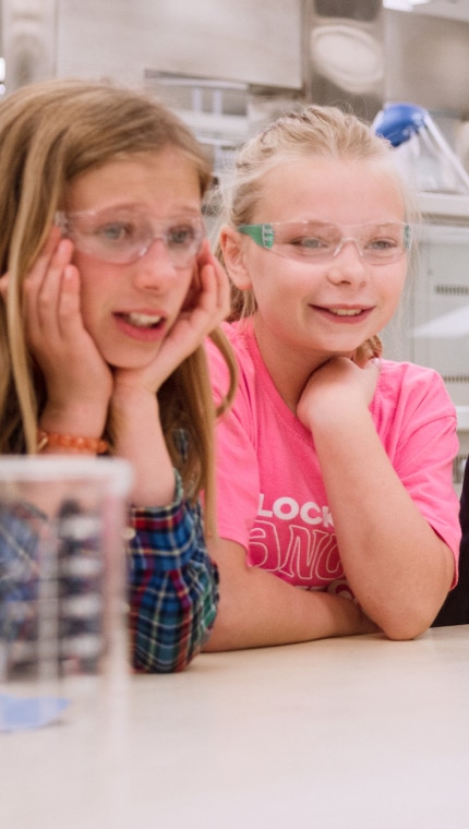 希爾思寵物營養中心的研究人員向一群孩童介紹寵物食品實驗室