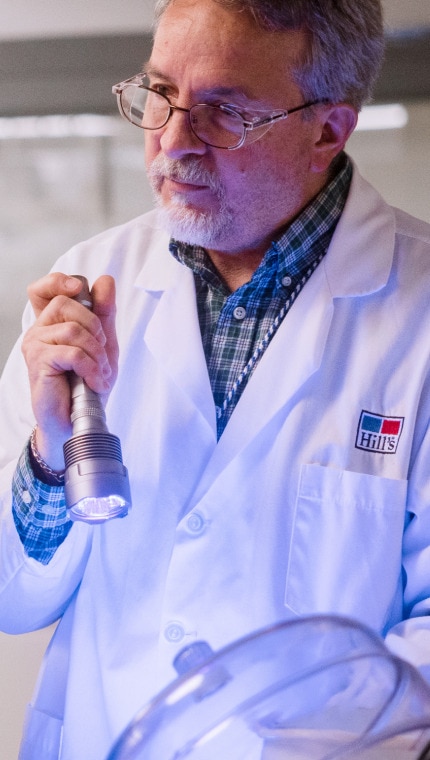 希爾思寵物營養中心的研究人員向一群孩童介紹寵物食品實驗室