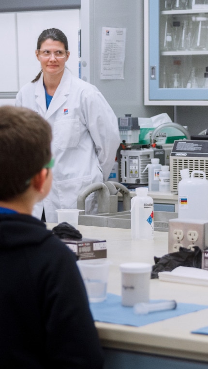 希爾思寵物營養中心的研究人員向一群孩童介紹寵物食品實驗室